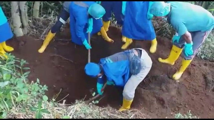 Warga Garut digegerkan penemuan jasad pria dalam karung yang terkubur di kaki Gunung Cikuray, Kecamatan Cigedug.