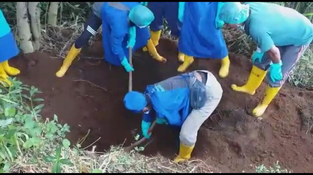 Polres Garut Evakuasi Mayat yang Terkubur di Kaki Gunung Cikuray