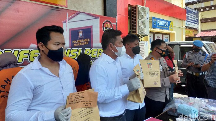 Polrestabes Makassar menangkap pasangan mahasiswa yang melakukan aksi aborsi dan membuang bayi hingga tewas (Ibnu Munsir/detikcom)