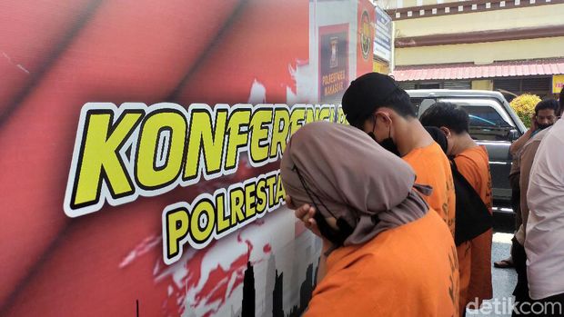 Polrestabes Makassar menangkap pasangan mahasiswa yang melakukan aksi aborsi dan membuang bayi hingga tewas (Ibnu Munsir/detikcom)