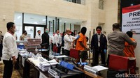 Tiga tersangka yang ditangkap adalah JS (pendana), MDA (Ketua KSP Solusi Andalan Bersama), dan SR.