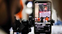 Ada korban yang mengaku mendapat penawaran untuk meminjam uang dengan bunga rendah. Tenor waktu untuk melunasi pinjaman tersebut juga lama.