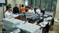 Berdasarkan informasi yang dihimpun, ibu-ibu yang dimaksud merupakan wanita berinisial WI yang nekat bunuh diri di Kecamatan Giriwoyo, Wonogiri, Jateng, karena tidak sanggup melunasi utangnya. WI diteror oleh para pelaku pinjol ilegal untuk melunasi utangnya.