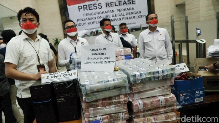 Polri Sita Rp 20 M dari Kasus Pinjol Ilegal yang Sebabkan Ibu Gantung Diri Ibu di Wonogiri, Jawa Tengah, gantung diri diduga karena diteror pinjaman online (pinjol) ilegal, salah satunya adalah Fulus Mujur.