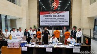 Bareskrim Polri menggelar konferensi pers pengungkapan kasus pinjol ilegal di gedung Bareskrim, Jakarta Selatan, Senin (25/10/2021).
