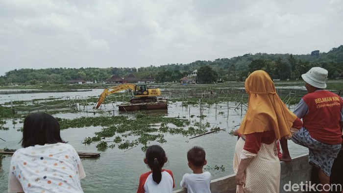 Alat berat dikerahkan untuk proyek revitalisasi Rawa Jombor Klaten. Sejumlah karamba yang berada di area rawa mulai dibersihkan, Senin (25/10/2021)