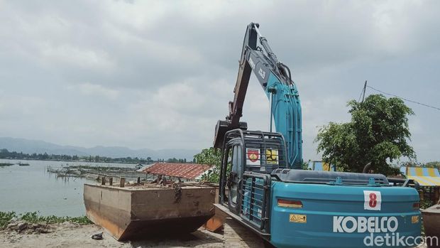 Alat berat dikerahkan untuk proyek revitalisasi Rawa Jombor Klaten. Sejumlah karamba yang berada di area rawa mulai dibersihkan, Senin (25/10/2021)