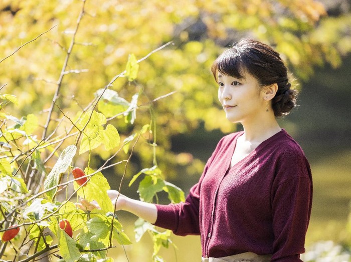 Putri Mako dan Putri Kako In this photo provided Saturday, Oct, 23, 2021, by the Imperial Household Agency of Japan, Japans Princess Mako, left, the eldest daughter of Crown Prince Akishino and Crown Princess Kiko, strolls with her younger sister Princess Kako, at the garden of their Akasaka imperial property residence in Tokyo, Japan on Oct. 6, 2021, ahead of her 30th birthday on Oct. 23, 2021 and her marriage on Oct. 26, 2021.(The Imperial Household Agency of Japan via AP)