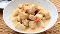 Sayur lodeh juga bisa dibuat dengan campuran tahu dan tempe. Dimasak dengan bumbu rempah segar rasa gurihnya semakin kuat. Cocok dimakan dengan sambal dadak dan ikan asin. Resepnya ada di sini ! Foto: iStock