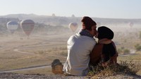 Babymoon Lesti Kejora dan Rizky Billar tetap terlihat romantis dan bisa menikmati momen berdua, meski mereka pergi dengan rombongan yang jumlahnya sekitar 20 orang. Foto: Instagram Rizky Billar