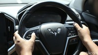 Selama di Yogyakarta, kami menikmati fitur-fitur Wuling Almaz RS yang memanjakan. Salah satunya Traffic Jam Assistance (TJA)-Intelligent Cruise Assistance (ICA) yang membantu menjaga jarak aman dalam kondisi lalu lintas padat maupun lancar. Foto: Rifkianto Nugroho/detikcom
