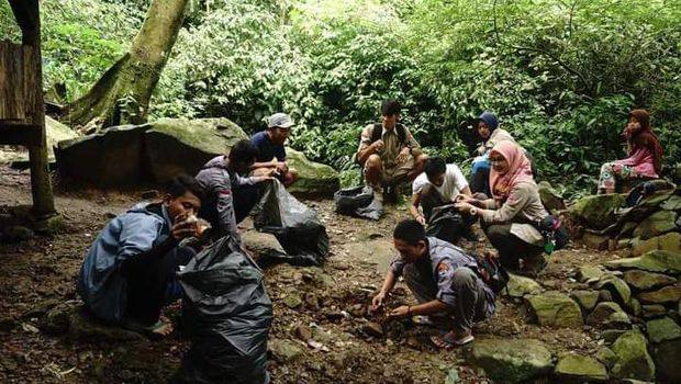 Sampah celana dalam di Gunung Sanggabuana sering ditemukan saat maulid