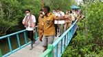 Sandiaga Kunjungi Taman Mangrove Pertama di Papua