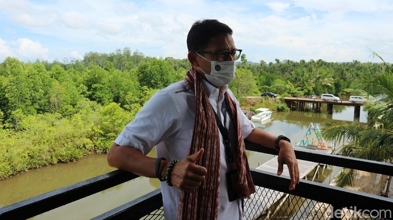 Sandiaga Uno Kunjungi Taman Mangrove di Papua Menteri Pariwisata Sandiaga Uno didampingi Sekretaris Daerah Kota Sorong Yacob Karet dan Tokoh Adat Yonas Malibela mengunjungi Taman Wisata Mangrove Klawalu, Kota Sorong, Papua Barat, Senin (25/10/2021). Taman mangrove yang terletak di distrik Sorong Timur kota Sorong, merupakan salah satu tempat wisata baru yang cukup ramai dikunjungi wisatawan, tempat ini menjadi prioritas pengembangan karena merupakan salah satu alternatif tempat wisata.