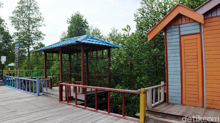 Menteri Pariwisata Sandiaga Uno didampingi Sekretaris Daerah Kota Sorong Yacob Karet dan Tokoh Adat Yonas Malibela mengunjungi Taman Wisata Mangrove Klawalu, Kota Sorong, Papua Barat, Senin (25/10/2021). Taman mangrove yang terletak di distrik Sorong Timur kota Sorong, merupakan salah satu tempat wisata baru yang cukup ramai dikunjungi wisatawan, tempat ini menjadi prioritas pengembangan karena merupakan salah satu alternatif tempat wisata.