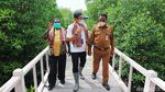 Sandiaga Kunjungi Taman Mangrove Pertama di Papua