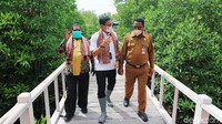 Menteri Pariwisata Sandiaga Uno mengunjungi taman mangrove dengan didampingi Sekretaris Daerah Kota Sorong Yacob Karet dan tokoh adat Yonas Malibela, Senin (25/10).