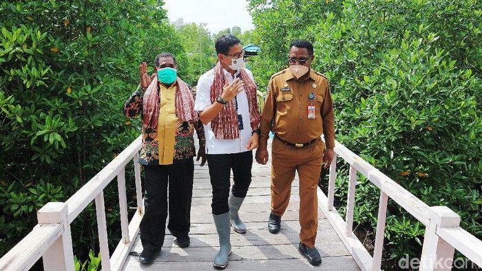 Menteri Pariwisata Sandiaga Uno didampingi Sekretaris Daerah Kota Sorong Yacob Karet dan Tokoh Adat Yonas Malibela mengunjungi Taman Wisata Mangrove Klawalu, Kota Sorong, Papua Barat, Senin (25/10/2021). Taman mangrove yang terletak di distrik Sorong Timur kota Sorong, merupakan salah satu tempat wisata baru yang cukup ramai dikunjungi wisatawan, tempat ini menjadi prioritas pengembangan karena merupakan salah satu alternatif tempat wisata.