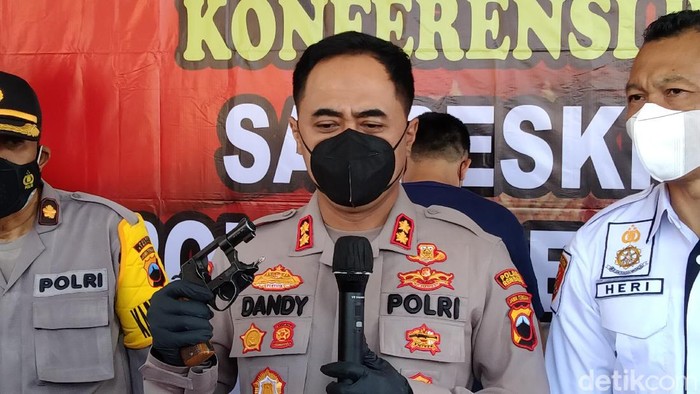 Senjata api rakitan milik pengawal kades di Rembang