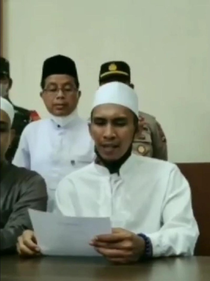 Seorang pria di Kabupaten Hulu Sungai Utara (HSU), Kalsel, diduga mengaku-ngaku menjadi habib. Kasus ini dimediasi MUI. (Screenshot video viral)