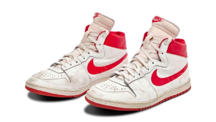 Sepatu Michael Jordan’s Nike 1984 Air Ships Source: Sotheby’s, Bloomberg