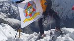 Saat Bendera Merah Putih Berkibar di Puncak Island Peak