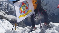 Eko Santoso saat di puncak Island Peak
