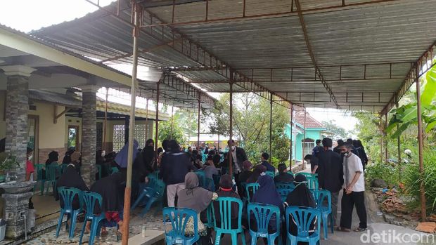 Suasana rumah duka mahasiswa UNS Solo yang meninggal usai diksar menwa di Karanganyar, Senin (25/10/2021).