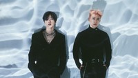 Tampak Donghae dan Eunhyuk duduk dengan latar belakang air yang mengalir. Foto: (dok. SM Entertainment)