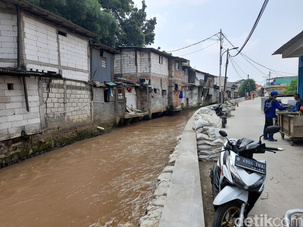Tanggul di Kali Baru dekat Perumahan Bulak Rantai, Kramat Jati, Jakarta Timur, telah selesai dikerjakan. 25 Oktober 2021. (Marteen Ronaldo P/detikcom)