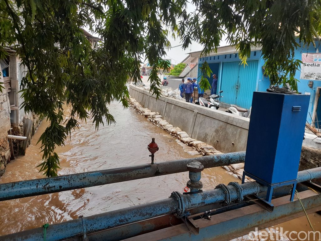 Tanggul di Kali Baru dekat Perumahan Bulak Rantai, Kramat Jati, Jakarta Timur, telah selesai dikerjakan. 25 Oktober 2021. (Marteen Ronaldo P/detikcom)