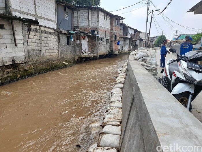 Tanggul di Kali Baru dekat Perumahan Bulak Rantai, Kramat Jati, Jakarta Timur, telah selesai dikerjakan. 25 Oktober 2021. (Marteen Ronaldo P/detikcom)