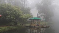 Telaga Warna Puncak, Bogor bisa jadi pilihan liburan traveler akhir pekan ini. Lokasinya tak jauh dari kawasan Puncak Pass Bogor. Pemandangan telaga saat diselimuti kabut syahdu sekali. (dok. Pribadi Azril Shiva/@frameofnjdrl)