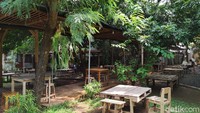 Kamu bisa mengobati kangen suasana rumah nenek di kampung halaman yang asri dengan pohon rimbun. Coba datangi Teras Rumah Nenek, sebuah restoran di bilangan Cibubur, Jakarta Timur. Masuk ke restoran ini serasa sedang main ke rumah nenek. Foto: detikFood/Devi S. Lestari
