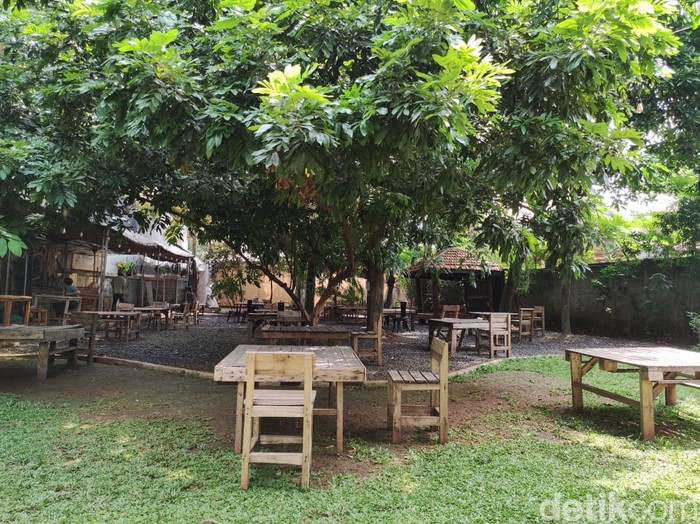 Teras Rumah Nenek: Menikmati Tilapia Bakar Sambal Matah di Kebun yang Asri Teras Rumah Nenek: Menikmati Tilapia Bakar Sambal Matah di Kebun yang Asri