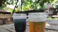 Pilihannya ada Kopinang alias kopi susu gula aren, K-pop alias kopi susu popcorn, Kopikir alias kopi susu dengan topping oreo atau Regal.Ada juga olahan minuman berbahan Yakult seperti Sokult leci, Pink Lava, hingga Sokult Lemon. Foto: detikFood/Devi S. Lestari