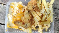 enu Mix Platter ini juga disajikan menggunakan wadah sekali pakai. Foto: detikFood/Devi S. Lestari