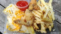 Seporsi camilan gurih ini terdiri dari french fries yang diberi saus keju, keripik singkong, chicken wings dan onion ring.  Foto: detikFood/Devi S. Lestari