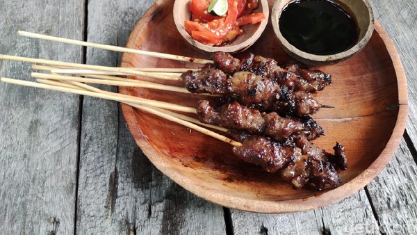 Empuk Juicy Sate Maranggi dan Tilapia Sambal Matah di Teras Rumah Nenek