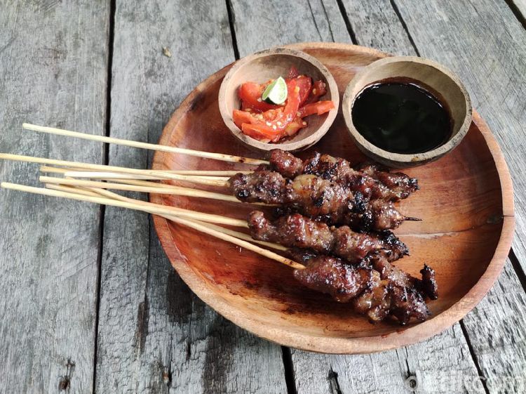 Empuk Juicy Sate Maranggi dan Tilapia Sambal Matah di Teras Rumah Nenek