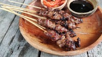 Olahan sate daging sapi ini punya tekstur super empuk dan juicy. Rasanya manis dengan semburat tipis rasa ketumbar dan bawang putih yang jadi bumbu olesan. Foto: detikFood/Devi S. Lestari