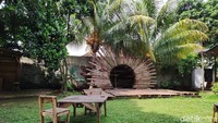 Dari depan tidak tampak kalau bangunan ini adalah restoran, justru terlihat seperti rumah tinggal yang memiliki halaman depan cukup luas. Sebuah papan nama kecil terpajang di depan resto ini. Foto: detikFood/Devi S. Lestari