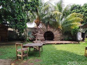 Santai di Halaman Rumah Sambil Makan Tilapia Bakar Sambal Matah