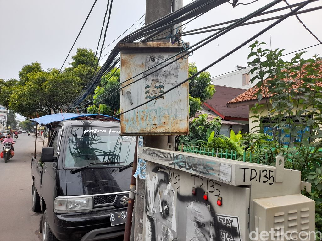 Tiang gardu listrik makan badan jalan di Jl WR Supratman, Ciputat Timur, Tangerang Selatan, 25 Oktober 2021. (Marteen Ronaldo P/detikcom)