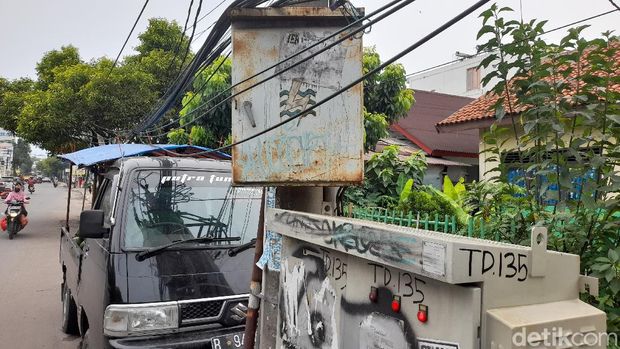 Tiang gardu listrik makan badan jalan di Jl WR Supratman, Ciputat Timur, Tangerang Selatan, 25 Oktober 2021. (Marteen Ronaldo P/detikcom)