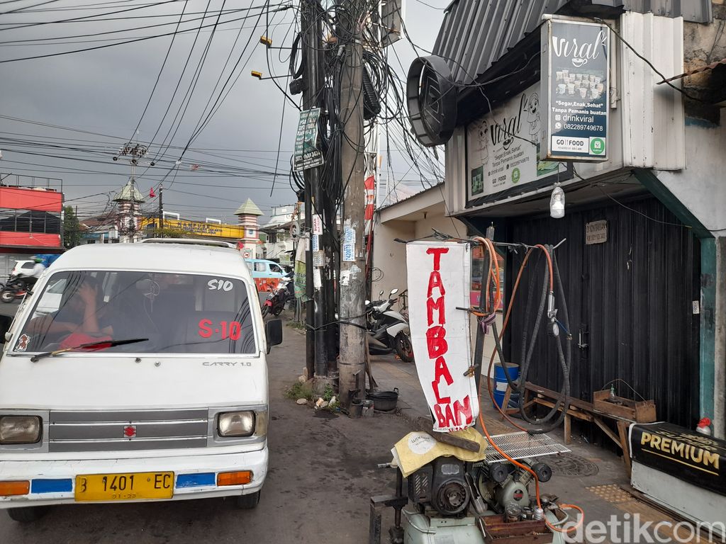 Tiang-tiang di Jl WR Supratman yang masih makan jalan, menanti dicabut Pemkot Tangsel. 25 Oktober 2021. (Marteen Ronaldo Pakpahan/detikcom)