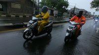 Tips Berkendara Motor Ketika Hujan, Bikers Perlu Lakukan Ini