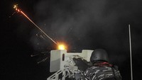 Prajurit TNI AL mengikuti latihan AAROFEX (Anti Air Rapid Open Fire Exercise) dengan metode quickdraw atau penembakan secara serentak di perairan Kepulauan Riau. 