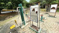 Sarana fasilitas  olahraga pun banyak yang rusak dan karatan.