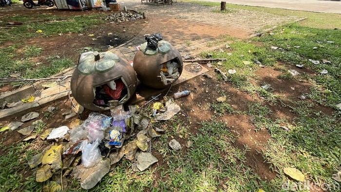 Taman Waduk Pluit, Jakarta, kondiiya makin memprihatinkan. Taman terihat kumuh dan banyak kotoran  sampah yang berserakan.